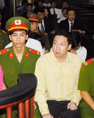 Võ Anh Tuấn (nguyên cán bộ văn phòng Ngân hàng TMCP Công Thương), người được cho là giúp sức cho Huyền Như lừa đảo.