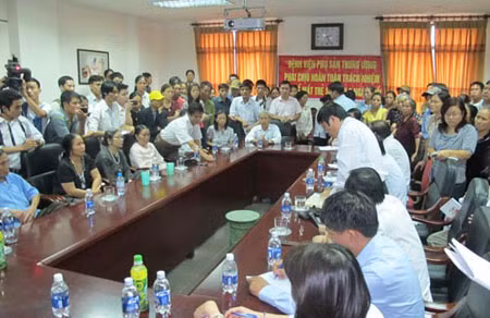 Cuộc đối thoại căng thẳng giữa gia đình sản phụ Thơm và lãnh đạo Bệnh viện khi chưa tìm thấy cháu bé.