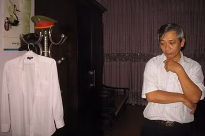 Trong căn phòng này, vợ chồng ông Đạo vẫn giữ nguyên những kỷ vật của con. Bà Mùi chỉ khóc khi có người nhắc tới con.
