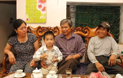 Từ bên trái sang: Chị Thuận, cậu bé Bình - Tiến, anh Nguyễn Phú Tân và người bác ruột Bùi Văn Tuấn. Trường mầm non Chi Cọi nơi cậu bé Bùi Lạc Bình được nuôi dưỡng. Phút nghỉ trưa của các cô giáo chi Cọi, trường mầm non Yên Phú, nơi bé Bình từng học. Nguyễn Phú Quyết Tiến cũng nghịch ngợm, hiếu động như các trẻ khác.