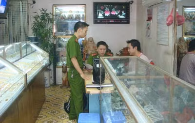 Công an quận Ba Đình kiểm tra định kỳ các tiệm cầm đồ trên địa bàn.