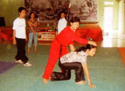 Chị em ở CLB dành cho phụ nữ bị bạo hành trong một giờ tập luyện võ thuật.