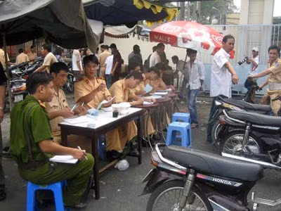 CSGT lập biên bản vụ đua xe trái phép ngày 23/10 vừa qua.