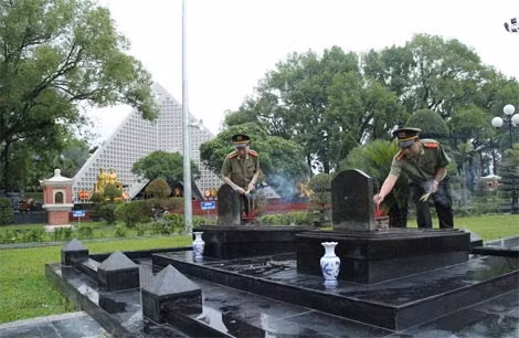 Báo Công an nhân dân dâng hương, tưởng niệm Anh hùng liệt sĩ Điện Biên Phủ ảnh 4