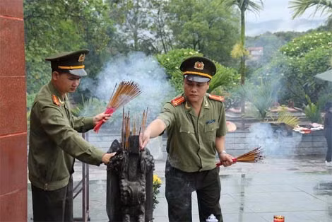 Báo Công an nhân dân dâng hương, tưởng niệm Anh hùng liệt sĩ Điện Biên Phủ ảnh 5