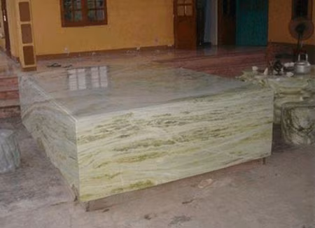 Sập bằng đá tự nhiên được giới thiệu có giá gần chục tỷ đồng.