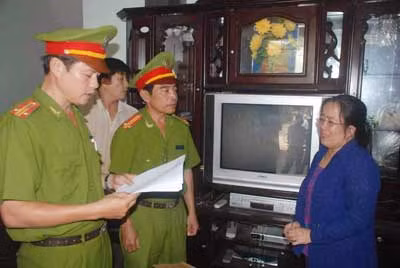 Đọc lệnh bắt Hồ Thị Xuân Hương.