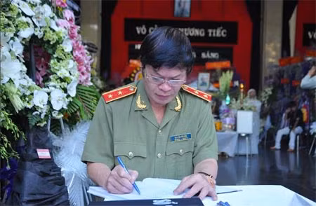 Trung tướng, nhà văn Hữu Ước, Phó Tổng cục XDLL CAND, Tổng biên tập truyền hình CAND ghi sổ tang, chia buồn với gia đình nhà văn.