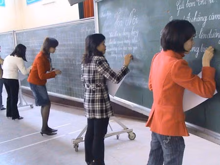 Các cô giáo cũng phải luyện viết để dạy cho học sinh.