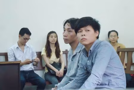 Hai đối tượng Huỳnh Văn Tỵ, Phan Minh Nhật (ngoài cùng).