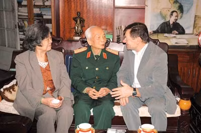 Ông André Menras - Hồ Cương Quyết gặp Đại tướng Võ Nguyên Giáp.