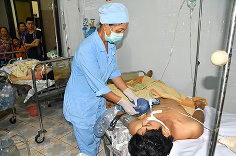 Cấp cứu bệnh nhân bị ngạt khí máy phát điện ở Quảng Ninh. Ảnh: Nghĩa Hiếu.