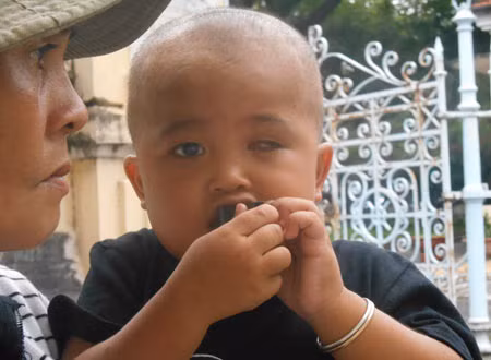 Bé Bí Đỏ với con mắt bị múc bỏ cùng bà ngoại tại chốn tụng đình.