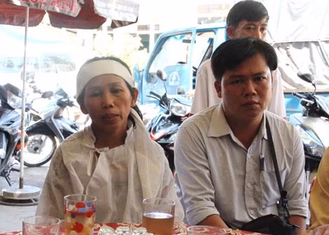 Bà Ân đau đớn kể lại sự việc.