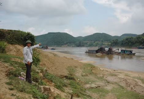 Khai thác cát sỏi sông Lô trên địa bàn Tuyên Quang đang gây bức xúc cho người dân.