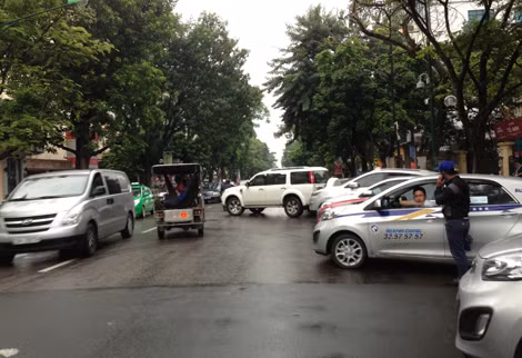 Lòng đường, vỉa hè trên phố Đinh Lễ đều bị sử dụng làm điểm đỗ xe.