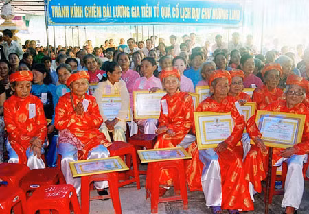 Nhiều nàng dâu ở tuổi “cổ lai hy” của dòng họ Lương được vinh danh và trao tặng bằng khen khi có công lao xây dựng gia đình, dòng họ và quê hương.