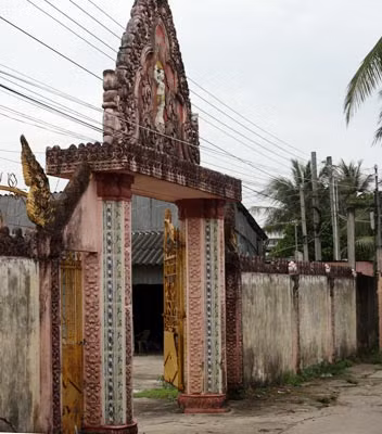Chùa Sala Pothy Chum nằm trong xóm Trà Kha.