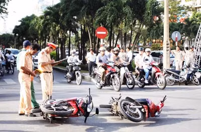 Thanh tra xây dựng đánh người va chạm giao thông ảnh 1