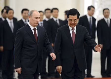 Tổng thống Nga Vladimir Putin (trái) và Chủ tịch Trung Quốc Hồ Cẩm Đào.