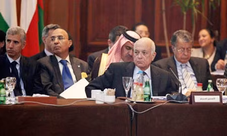 Tổng thư ký AL Nabil Elaraby (giữa) trong cuộc gặp với các Ngoại trưởng Arab tại Cairo hôm 12/2. Tại đây, AL đã thông qua nghị quyết ủng hộ phe đối lập ở Syria. Ảnh: Reuters.