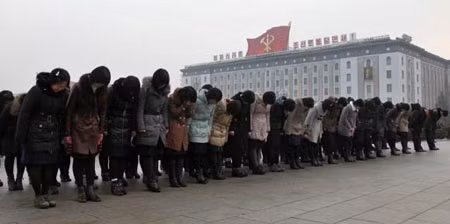 Người dân CHDCND Triều Tiên dành phút mặc niệm tưởng nhớ nhà lãnh đạo Kim Jong Il.