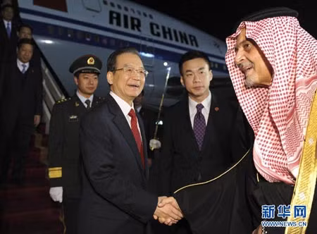 Tối 14/1, Thủ tướng Ôn Gia Bảo tới Arab Saudi, bắt đầu chuyến thăm chính thức nước này.