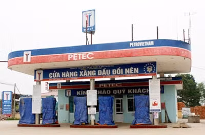 Cửa hàng xăng dầu Đồi Nên bị niêm phong chờ xử lý.