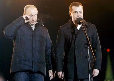 Giọt nước mắt hạnh phúc lăn trên gò má đương kim Thủ tướng Nga Vladimir Putin khi ông cùng Tổng thống sắp mãn nhiệm Dmitry Medvedev tuyên bố đã giành chiến thắng trong cuộc bầu cử Tổng thống hôm 4/3.