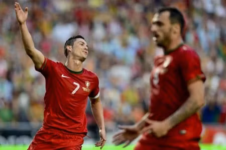 Ronaldo (trái) luôn là tâm điểm chú ý của ĐT Bồ Đào Nha.