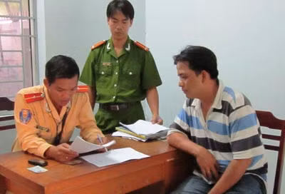 Diệp Văn Lên (áo thun) tại cơ quan Công an.