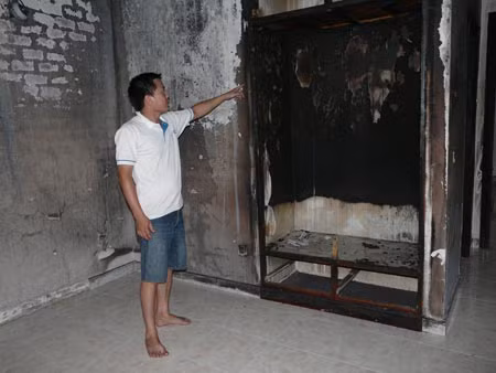 Anh họ bé T. chỉ căn phòng tầng 3 trong vụ hỏa hoạn ngày 12/5 tại nhà anh chị V..