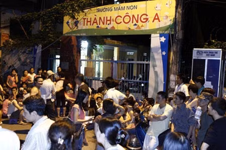 Trong khi để có suất vào mầm non, cha mẹ phải xếp hàng cả đêm.