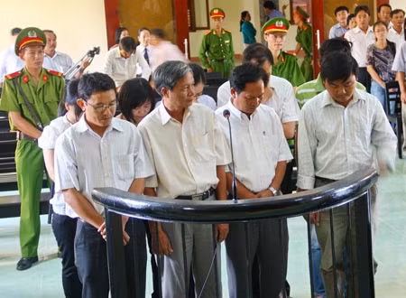 Các bị cáo tại phiên tòa sơ thẩm. Ảnh: Hữu Toàn.