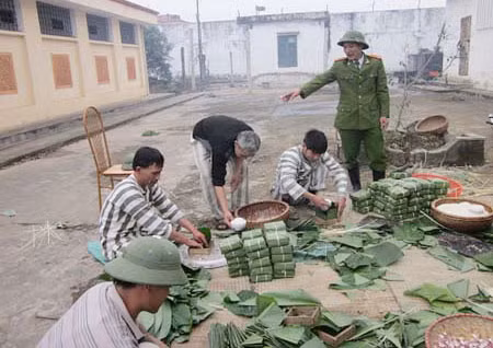 Gói bánh chưng ở trại giam.