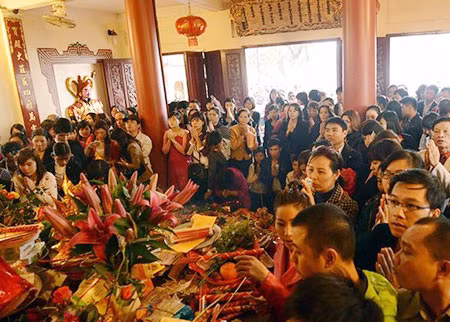Tại nhiều lễ hội, tình trạng rải tiền lẻ, đặt hòm công đức... đã được chấn chỉnh cải thiện đáng kể.