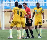 ...Nhiều người tin rằng cuộc chơi V.League loạn từ chính những quyết định gây tranh cãi của ông Hường.