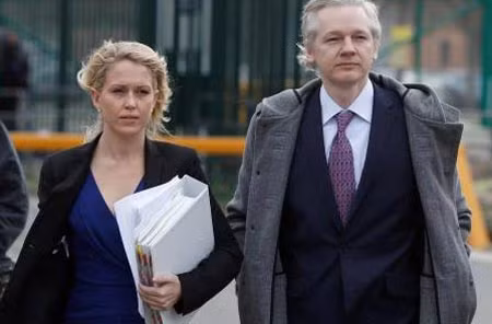 Julian Assange cùng luật sư khi tới phiên tòa hồi trung tuần tháng 2.