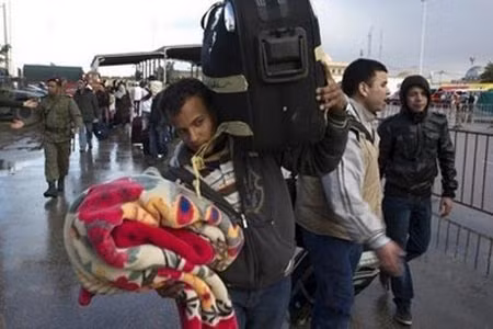 Hàng trăm lao động Tunisia đang tìm cách rút khỏi Libya để tránh bạo động.