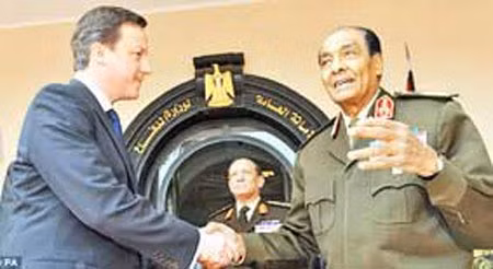 Thủ tướng Anh David Cameron (trái) gặp người đứng đầu chính quyền quân sự Ai Cập Field Marshall Hussein Tantawi ngày 21/2.