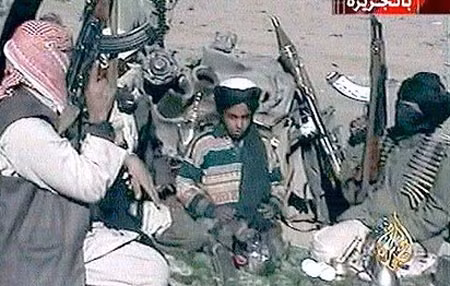 "Thái tử khủng bố" Hamza từng xuất hiện với các chiến binh Al-Qaeda trong đoạn băng do đài Al-Jazeera quay từ năm 2001.
