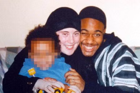 Samantha Lewthwaite trong một bức ảnh cũ cùng chồng.