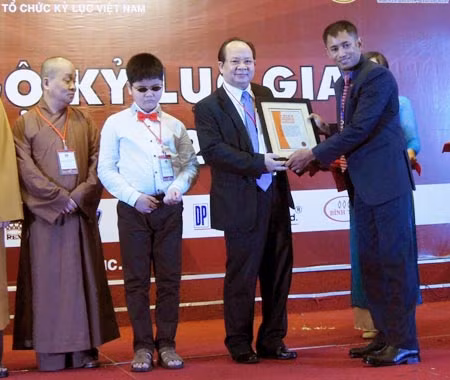 Giáo sư, nhà thơ Hoàng Quang Thuận nhận Bằng kỷ lục châu Á, sách độc bản Thi Vân Yên Tử lớn nhất.