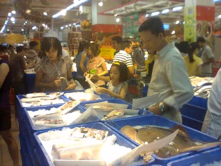Dịp nghỉ lễ, siêu thị và khu vui chơi, mua sắm ở Trung tâm thương mại luôn đông khách.