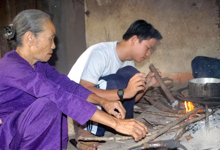 Ngoài giờ học, Khuynh luôn chăm chỉ giúp cha mẹ làm việc nhà.