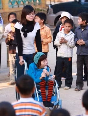 Thảo Vân trong một chuyến giao lưu với trẻ em vùng cao Sơn La.