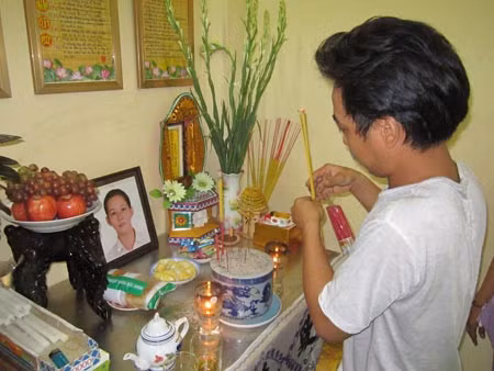 Anh Nguyễn Hoài Nam thắp nhang trước bàn thờ vợ.