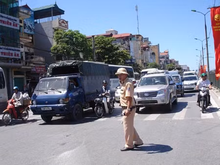 Cảnh sát giao thông làm nhiệm vụ tại một ngã tư.