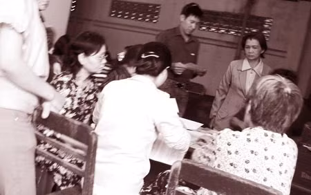 Tấp nập người đến cúng giải hạn tại đền Trần Hưng Đạo và cảnh ông “thầy” tên Khá đang… hốt bạc.