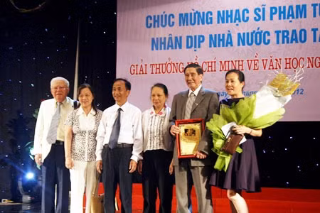 Nhạc sỹ Phạm Tuyên cùng bạn bè, đồng nghiệp trong ngày nhận Giải thưởng Hồ Chí Minh.